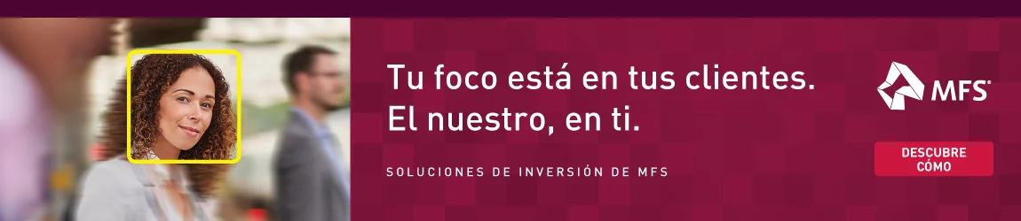 Display advertisement from MFS: a photograph of business professionals on the left, with one woman's face highlighted inside a yellow focus frame, beside a deep maroon panel carrying the Spanish headline “Tu foco está en tus clientes. El nuestro, en ti.”, the MFS logo and a red “Descubre cómo” button.