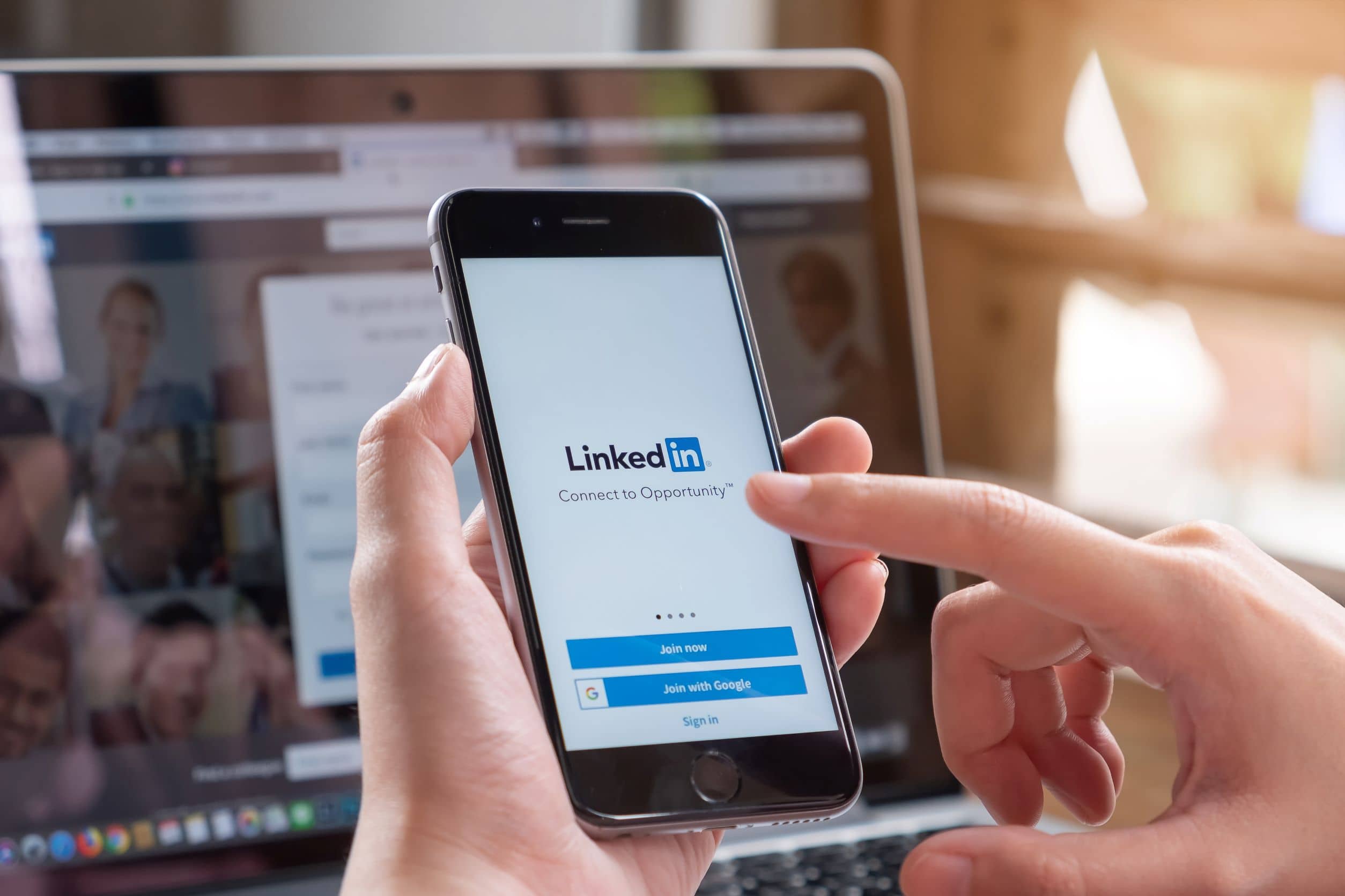 LinkedIn more popular among managers, Facebook in decline